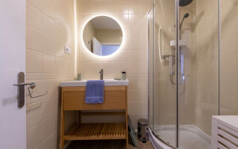 Rosa Dels Vents: Piso, Baño, Diseño De Interiores, Suelo, Arreglo De Tubería, Pared, Lavabo Del Baño, Madera, Lavabo, Techo