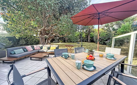 Armorique: Mueble, Mueble Para Exteriores, Mesa, Silla, Mesa Al Aire Libre, Cocina Y Comedor Mesa, Mesa De Café, Sombra, Patio, Jardín