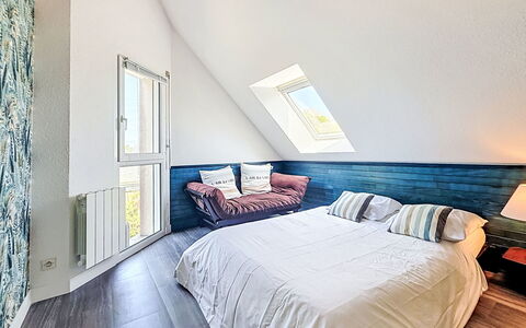 Armorique: Diseño De Interiores, Cama, Habitación, Piso, Suelo, Mueble, Sábana, Lecho, Madera, Suelos De Madera