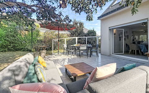 Armorique: Mueble, Silla, Arbusto, Casa, Jardín, Mueble Para Exteriores, Sombra, Paisajismo, Patio Interior, Yarda