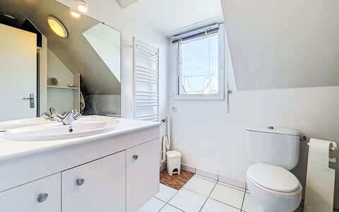 Armorique: Arreglo De Tubería, Baño, Piso, Suelo, Plomería, Grifo, Diseño De Interiores, Lavabo, Techo, Baño