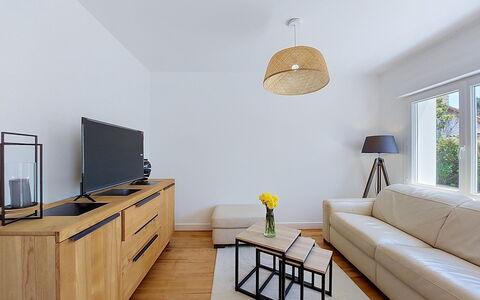 Fourchaud: Mueble, Diseño De Interiores, Piso, Sofá, Suelo, Pared, Madera, Habitación, Sala, Mesa