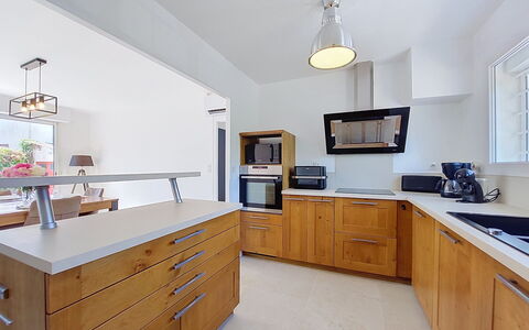 Fourchaud: Mostrador, Gabinetes, Mueble, Cocina, Piso, Diseño De Interiores, Madera, Aparato De Cocina, Techo, Suelo