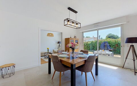 Fourchaud: Mueble, Diseño De Interiores, Piso, Suelo, Madera, Silla, Cocina Y Comedor Mesa, Techo, Mesa, Comedor