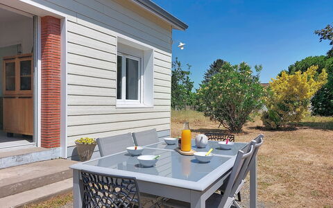 Fourchaud: Mueble, Casa, Mueble Para Exteriores, Cabaña, Silla, Mesa Al Aire Libre, Jardín, Patio Interior, Cocina Y Comedor Mesa, Edificios Del Jardín