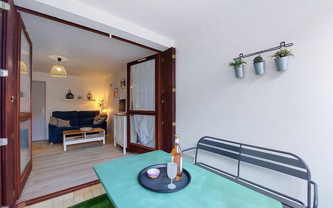 Evasion Marine: Edificio, Pared, Ventana, Barrio Residencial, Barrio, Fachada, Casa, By, Casa, Balcón