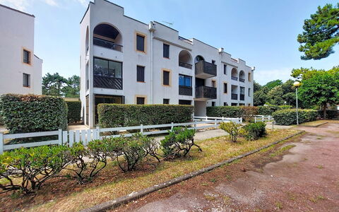 Evasion Marine: Edificio, Pared, Ventana, Barrio Residencial, Barrio, Fachada, Casa, By, Casa, Balcón