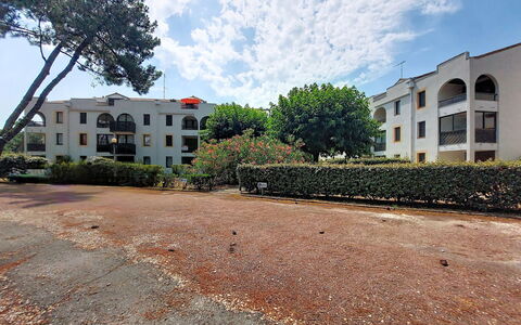 Evasion Marine: Edificio, Pared, Ventana, Barrio Residencial, Barrio, Fachada, Casa, By, Casa, Balcón