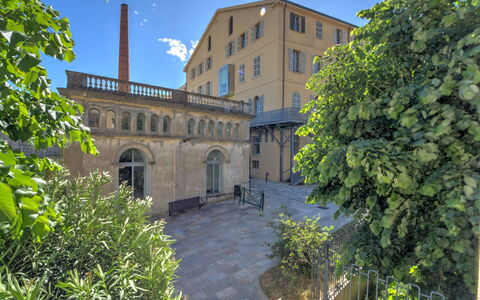 Grasse 635: Edificio, Pared, Ventana, Barrio Residencial, Barrio, Fachada, Casa, By, Casa, Balcón