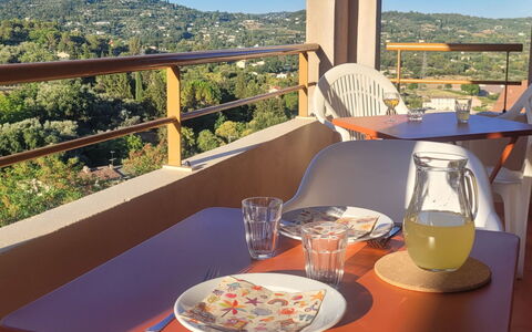 Grasse 637: Mueble, Mesa, Diseño De Interiores, Silla, Manchas De Madera, Cocina Y Comedor Mesa, Techo, Sombra, Restaurante, Balcón
