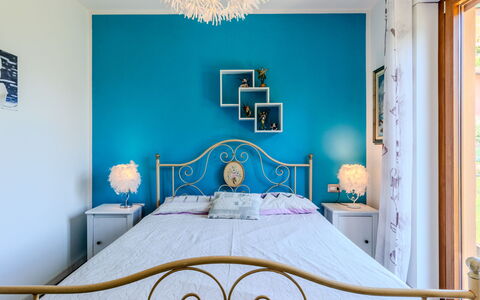 Melissa: Azul, Mueble, Cama, Habitación, Diseño De Interiores, Pared, Lecho, Sábana, Textil, Techo