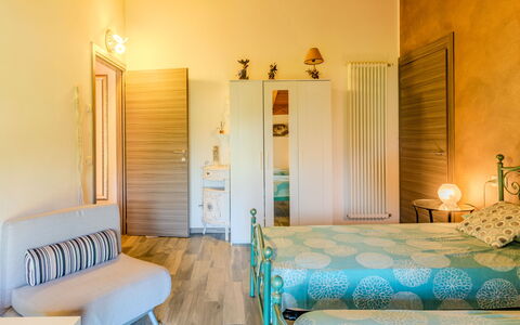 Melissa: Mueble, Diseño De Interiores, Piso, Suelo, Pared, Madera, Habitación, Cama, Techo, Habitación
