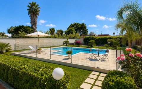 Villa Gloria: Piscina, Recurso, Jardín, Mueble Para Exteriores, Material Compuesto, Fuente De Agua, Eco Hotel, Paisajismo, Sombra