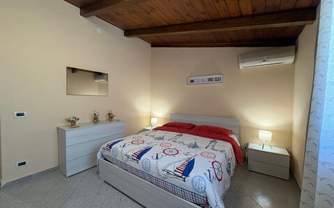 Villa Gloria: Cama, Habitación, Diseño De Interiores, Sábana, Mueble, Lecho, Suelo, Piso, Madera, Techo