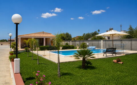 Villa Gloria: Piscina, Recurso, Mueble Para Exteriores, Barrio Residencial, Mueble, Material Compuesto, Sombra, Inmuebles, Silla, Eco Hotel