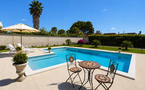 Villa Gloria: Piscina, Azul, Agua, Recurso, Mueble Para Exteriores, Fuente De Agua, Material Compuesto, Losa, Eco Hotel, Loseta