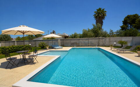Villa Gloria: Piscina, Azul, Agua, Mueble Para Exteriores, Recurso, Sunlounger, Material Compuesto, Loseta, Fuente De Agua, Sombra