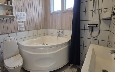 Vinny - 1Km from the Sea: Baño, Arreglo De Tubería, Piso, Suelo, Diseño De Interiores, Bañera, Baño, Plomería, Lavabo Del Baño, Habitación