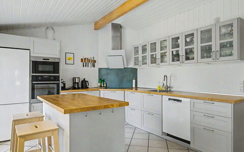 Aderice - 80M from the Sea: Cocina, Aparato De Cocina, Mostrador, Electrodoméstico, Piso, Gabinetes, Madera, Diseño De Interiores, Suelo, Electrodoméstico