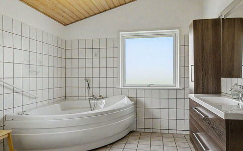 Aderice - 80M from the Sea: Piso, Diseño De Interiores, Arreglo De Tubería, Suelo, Baño, Techo, Bañera, Plomería, Grifo, Habitación