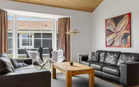 Askatla - 50M to the Fjord: Mueble, Diseño De Interiores, Piso, Sofá, Suelo, Madera, Sala, Techo, Suelos De Madera, Habitación