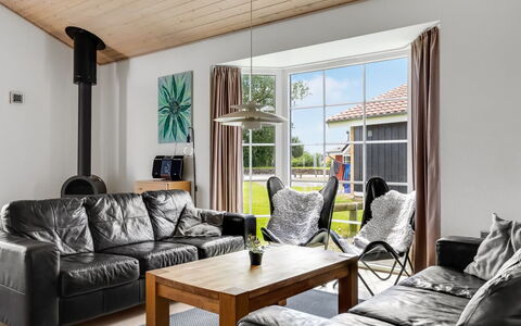 Askatla - 50M to the Fjord: Mueble, Diseño De Interiores, Madera, Piso, Sofá, Techo, Suelo, Sala, Casa, Suelos De Madera
