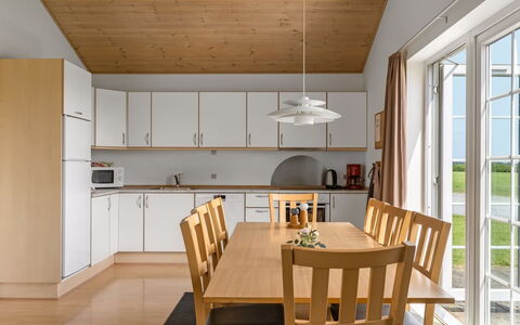 Askatla - 50M to the Fjord: Mueble, Piso, Diseño De Interiores, Madera, Suelo, Techo, Silla, Cocina Y Comedor Mesa, Lámpara, Comedor