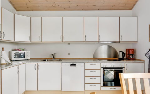 Askatla - 50M to the Fjord: Cocina, Mostrador, Piso, Mueble, Madera, Aparato De Cocina, Diseño De Interiores, Techo, Gabinetes, Suelo