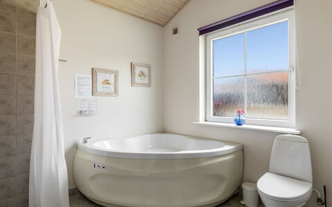 Askatla - 50M to the Fjord: Arreglo De Tubería, Bañera, Baño, Piso, Suelo, Diseño De Interiores, Plomería, Techo, Grifo, Habitación