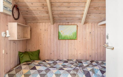Eldmar - 500M from the Sea: Madera, Habitación, Diseño De Interiores, Suelo, Piso, Mueble, Cama, Manchas De Madera, Habitación, Techo