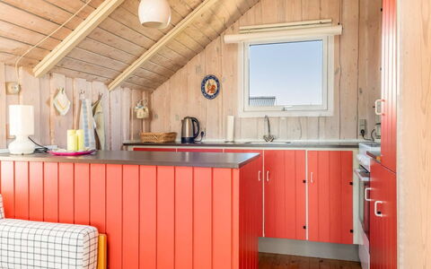 Eldmar - 500M from the Sea: Rojo, Madera, Diseño De Interiores, Techo, Casa, Naranja, Mueble, Habitación, Cocina, Manchas De Madera