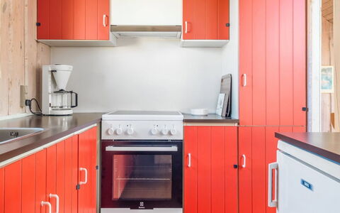 Eldmar - 500M from the Sea: Rojo, Cocina, Madera, Gabinetes, Electrodoméstico, Aparato De Cocina, Alacena, Mostrador, Diseño De Interiores, Piso