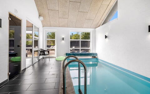 Ozrenka - from the Sea: Piscina, Techo, Material Compuesto, Recurso, Hotel, Diseño, Arreglo De Tubería, La Luz Del Día, Ático, Ático
