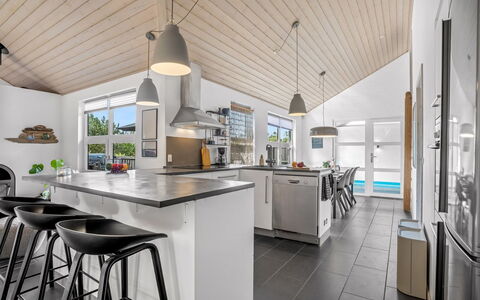 Ozrenka - from the Sea: Techo, Piso, Diseño De Interiores, Cocina, Mostrador, Mueble, Suelo, Cocina Y Comedor Mesa, Casa, Silla