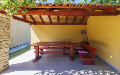 Erminia: Barrio Residencial, Vía Muerta, Ventana De Guillotina, Cerca, Balcón, Entrada De Coches, Inicio De Esgrima, Portón