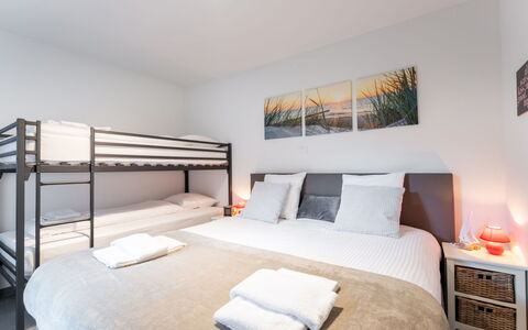 Cosy @ Sea with Terrace: Cama, Habitación, Mueble, Diseño De Interiores, Suelo, Sábana, Lecho, Marco De La Cama, Almohada, Madera Dura