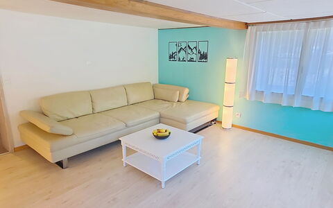 Ferienwohnung Enzian: Mueble, Piso, Suelo, Diseño De Interiores, Sofá, Madera, Suelos De Madera, Sala, Mesa, Habitación