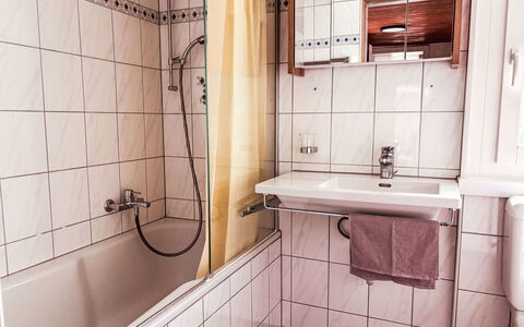 Ferienwohnung Enzian: Diseño De Interiores, Arreglo De Tubería, Baño, Suelo, Plomería, Habitación, Departamento, Grifo, Ducha, Lavabo