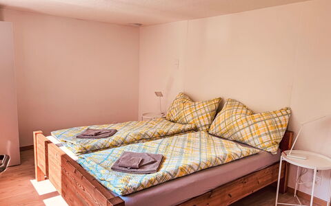 Ferienwohnung Enzian: Mueble, Cama, Habitación, Diseño De Interiores, Madera, Suelo, Piso, Sábana, Lecho, Linos