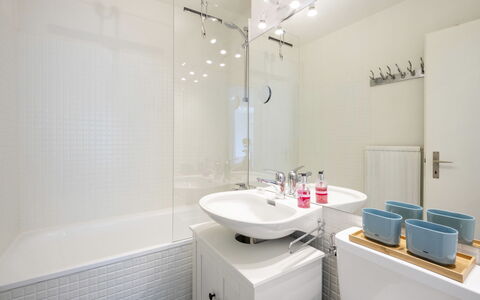 Casa Curnera 8: Baño, Diseño De Interiores, Arreglo De Tubería, Pared, Piso, Lavabo, Lavabo Del Baño, Suelo, Grifo, Espejo