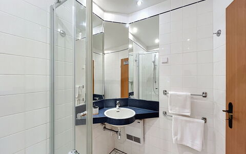 Tonis Strandidyll: Arreglo De Tubería, Diseño De Interiores, Piso, Baño, Suelo, Lavabo Del Baño, Lavabo, Plomería, Grifo, Habitación