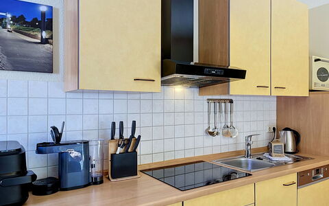Tonis Strandidyll: Cocina, Aparato De Cocina, Mostrador, Electrodoméstico, Gabinetes, Fregadero, Diseño De Interiores, Estufa De Cocina, Electrodoméstico, Piso