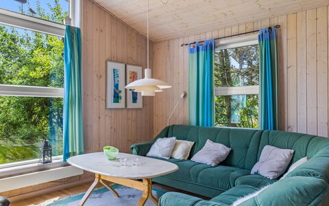 Oke - 1.2Km from the Sea: Madera, Diseño De Interiores, Piso, Suelo, Mueble, Techo, Habitación, Suelos De Madera, Sala, Manchas De Madera