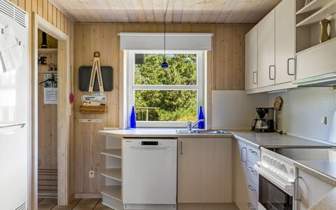Oke - 1.2Km from the Sea: Madera, Cocina, Piso, Diseño De Interiores, Suelo, Electrodoméstico, Mostrador, Techo, Mueble, Habitación