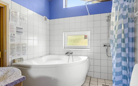 Oke - 1.2Km from the Sea: Baño, Arreglo De Tubería, Bañera, Piso, Diseño De Interiores, Pared, Suelo, Techo, Grifo, Plomería