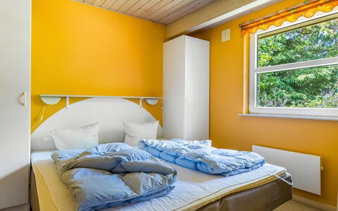 Oke - 1.2Km from the Sea: Diseño De Interiores, Amarillo, Habitación, Cama, Techo, Suelo, Sábana, Lecho, Mueble, Casa