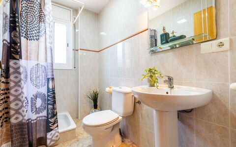 Lisa: Asiento Del Baño, Baño, Baño, Arreglo De Tubería, Piso, Diseño De Interiores, Suelo, Plomería, Lavabo, Lavabo Del Baño