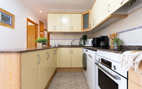 Lisa: Cocina, Piso, Diseño De Interiores, Mostrador, Aparato De Cocina, Mueble, Madera, Gabinetes, Electrodoméstico, Suelo