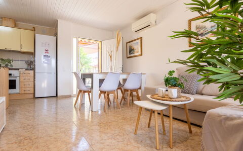 Lisa: Piso, Diseño De Interiores, Suelo, Madera, Techo, Mueble, Suelos De Madera, Habitación, Sala, Manchas De Madera