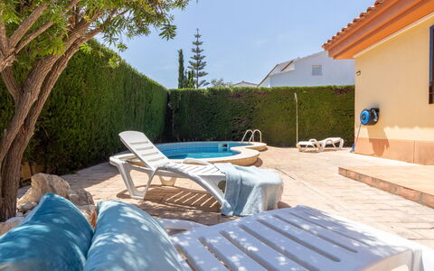 Lisa: Piscina, Ocio, Mueble Para Exteriores, Recurso, Eco Hotel, Sombra, Vacaciones, Villa, Paraguas, Silla